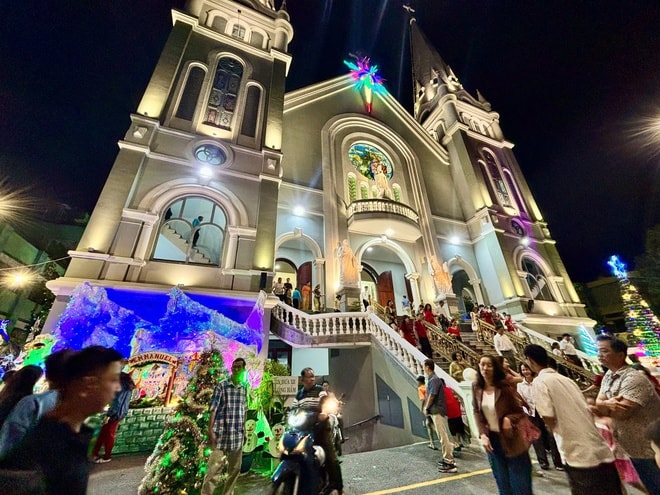 VIDEO: Xóm đạo, nhà thờ ở TP HCM lung linh trong đêm Giáng sinh- Ảnh 13. VIDEO: Xóm đạo, nhà thờ ở TP HCM lung linh trong đêm Giáng sinh- Ảnh 13.