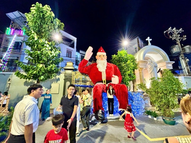VIDEO: Xóm đạo, nhà thờ ở TP HCM lung linh trong đêm Giáng sinh- Ảnh 11. VIDEO: Xóm đạo, nhà thờ ở TP HCM lung linh trong đêm Giáng sinh- Ảnh 11.