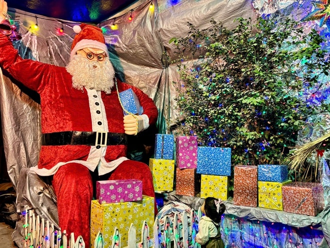 VIDEO: Xóm đạo, nhà thờ ở TP HCM lung linh trong đêm Giáng sinh- Ảnh 10. VIDEO: Xóm đạo, nhà thờ ở TP HCM lung linh trong đêm Giáng sinh- Ảnh 10.