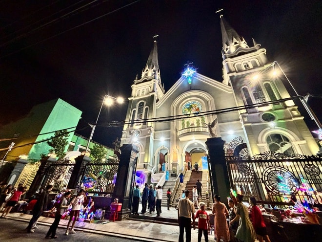 VIDEO: Xóm đạo, nhà thờ ở TP HCM lung linh trong đêm Giáng sinh- Ảnh 14. VIDEO: Xóm đạo, nhà thờ ở TP HCM lung linh trong đêm Giáng sinh- Ảnh 14.