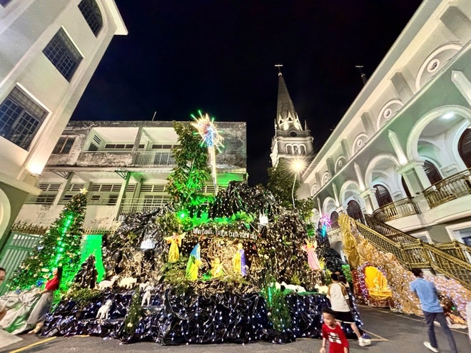 VIDEO: Xóm đạo, nhà thờ ở TP HCM lung linh trong đêm Giáng sinh- Ảnh 12. VIDEO: Xóm đạo, nhà thờ ở TP HCM lung linh trong đêm Giáng sinh- Ảnh 12.