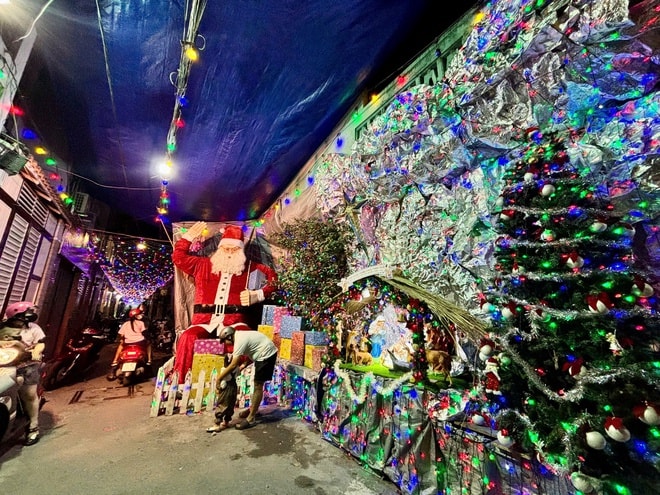 VIDEO: Xóm đạo, nhà thờ ở TP HCM lung linh trong đêm Giáng sinh- Ảnh 9. VIDEO: Xóm đạo, nhà thờ ở TP HCM lung linh trong đêm Giáng sinh- Ảnh 9.