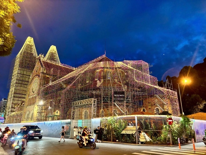 VIDEO: Xóm đạo, nhà thờ ở TP HCM lung linh trong đêm Giáng sinh- Ảnh 22. VIDEO: Xóm đạo, nhà thờ ở TP HCM lung linh trong đêm Giáng sinh- Ảnh 22.