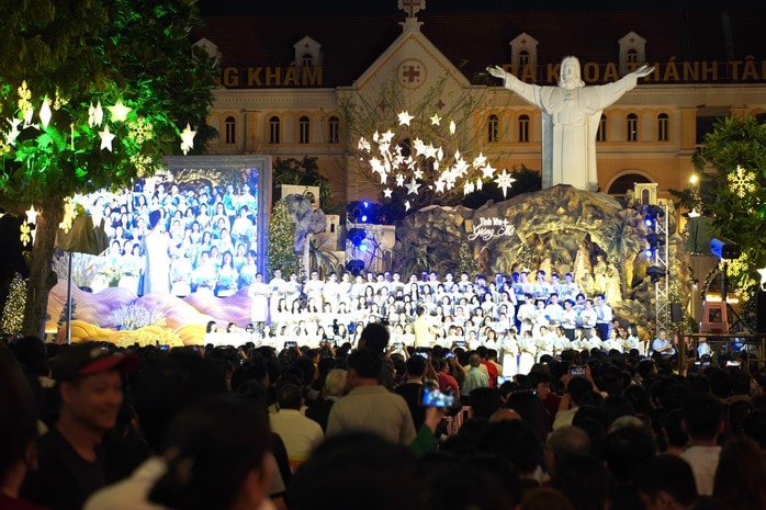 VIDEO: Xóm đạo, nhà thờ ở TP HCM lung linh trong đêm Giáng sinh- Ảnh 18. VIDEO: Xóm đạo, nhà thờ ở TP HCM lung linh trong đêm Giáng sinh- Ảnh 18.