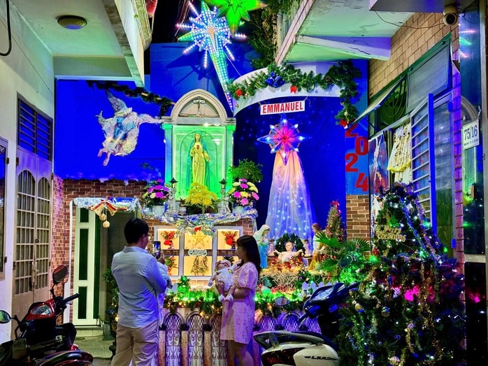 VIDEO: Xóm đạo, nhà thờ ở TP HCM lung linh trong đêm Giáng sinh- Ảnh 8. VIDEO: Xóm đạo, nhà thờ ở TP HCM lung linh trong đêm Giáng sinh- Ảnh 8.