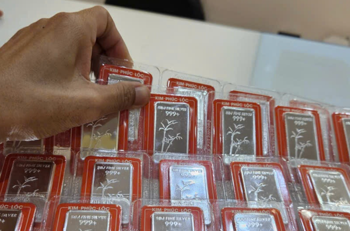 Giá bạc hôm nay 20-11: Mỗi nơi một giá, bạc Phú Quý trên 2 triệu đồng/lượng - Ảnh 1.