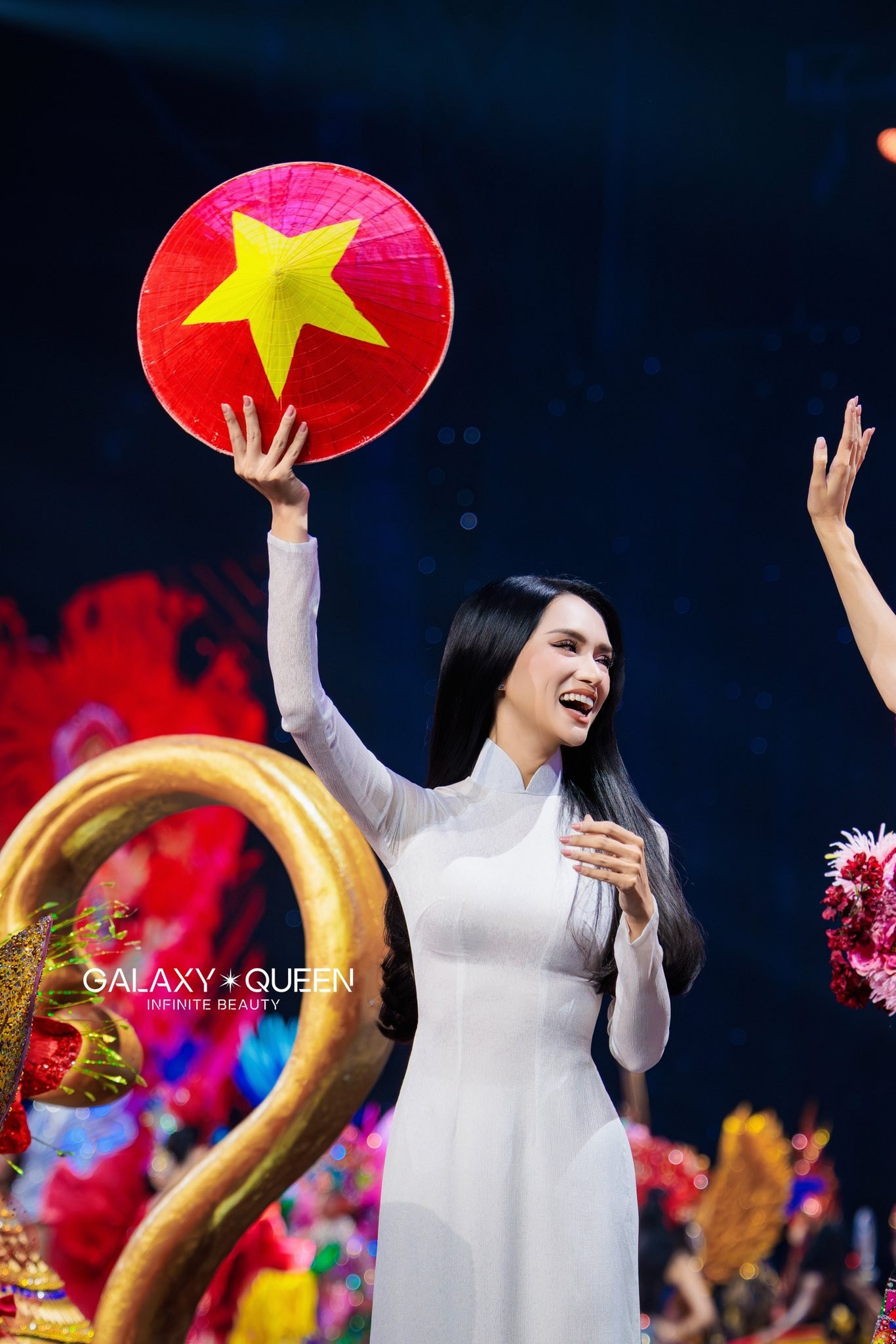 Trọn vẹn khoảnh khắc Hương Giang tỏa sáng trong tà áo dài trắng tại Miss Universe 2025- Ảnh 4.