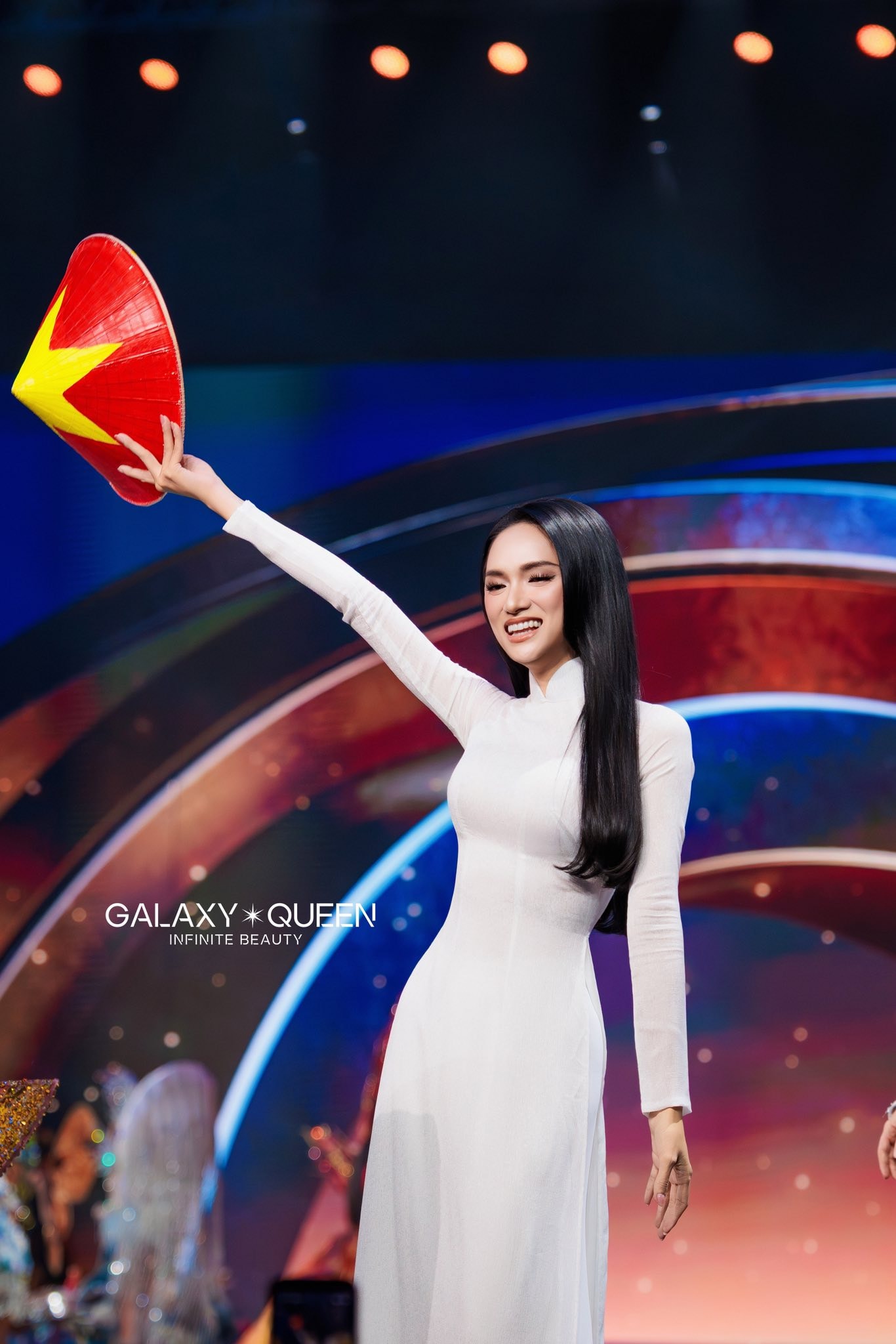 Trọn vẹn khoảnh khắc Hương Giang tỏa sáng trong tà áo dài trắng tại Miss Universe 2025- Ảnh 8.