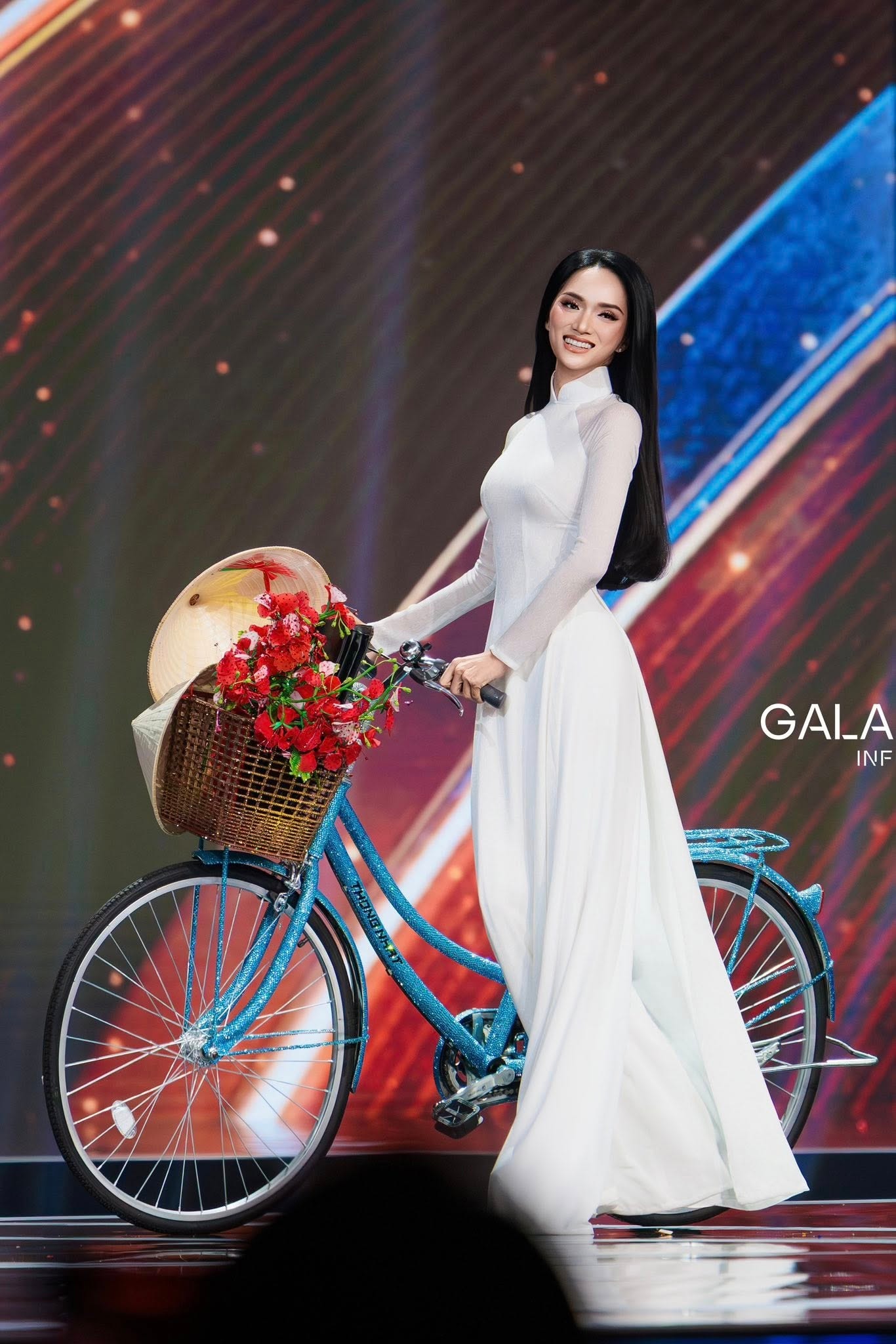 Trọn vẹn khoảnh khắc Hương Giang tỏa sáng trong tà áo dài trắng tại Miss Universe 2025- Ảnh 1.