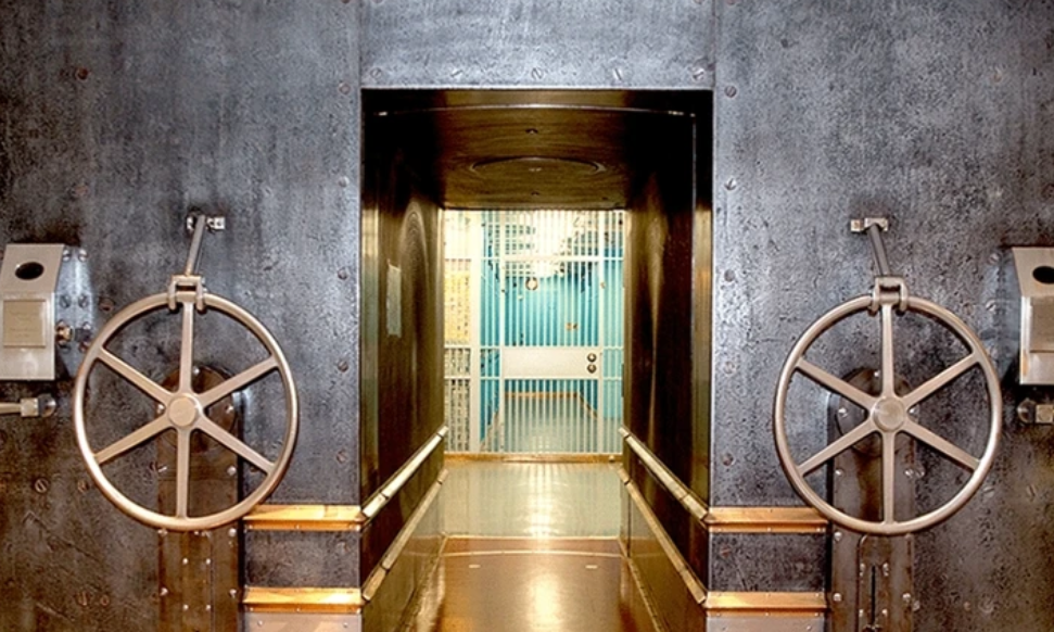 Cánh cửa thép nặng 90 tấn là lối vào duy nhất, chỉ có thể mở khi có sự giám sát của ít nhất 3 người. (Ảnh: Newyorkfed)