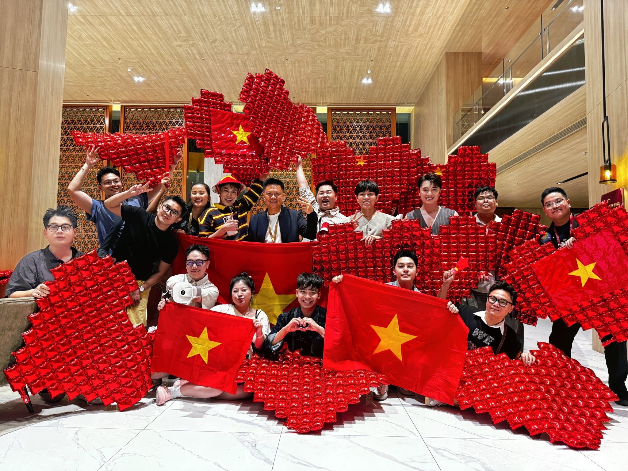 Nhiều bạn bè, đồng nghiệp đã có mặt tại Thái Lan để cổ vũ Hương Giang.