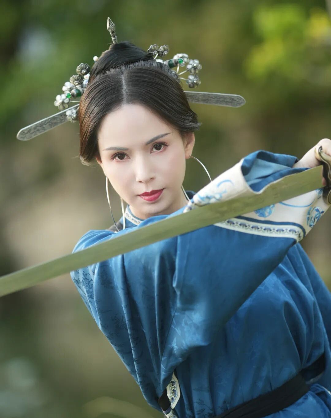 Diễn viên Lý Nhược Đồng trải nghiệm kiểu tóc cài 3 cây trâm theo kiểu Phúc Châu