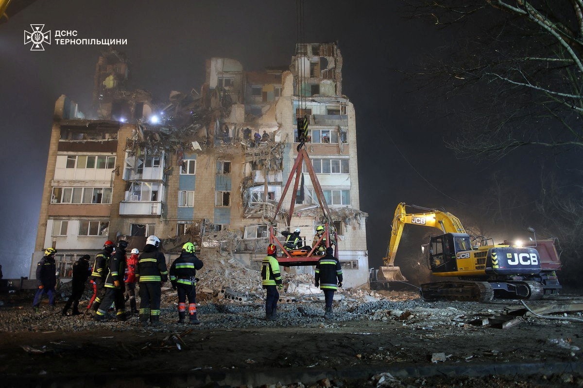 Hiện trường đống đổ nát của tòa chung cư tại Ternopil, Ukraine, sau khi bị tên lửa Nga tấn công ngày 20/11/2025. (Ảnh: Cơ quan Cứu hộ Khẩn cấp Nhà nước Ukraine tại vùng Ternopil/REUTERS)