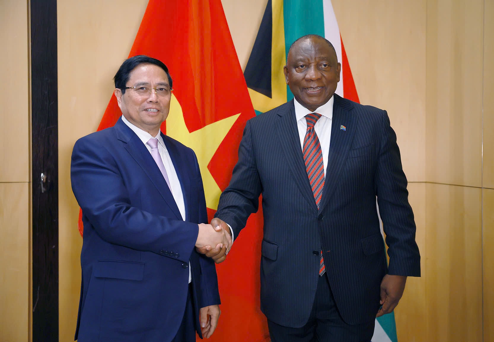 Thủ tướng Phạm Minh Chính và Tổng thống Nam Phi Cyril Ramaphosa - Ảnh: VGP/Nhật Bắc