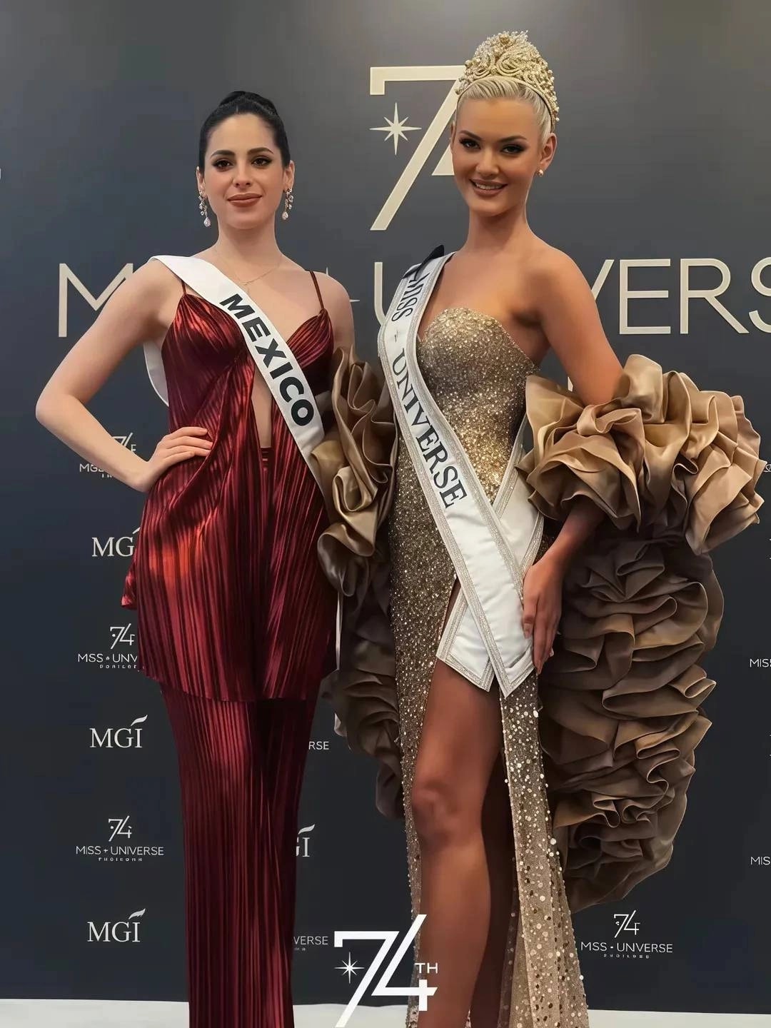 Hoa hậu Hoàn vũ 2025 là mùa giải nhiều sóng gió. Chỉ vài ngày sau khi khởi động (từ 2/11), cuộc thi vướng hàng loạt tranh cãi, đặc biệt là cuộc đối đầu giữa Fátima và ông Nawat Itsaragrisil – giám đốc sản xuất chương trình.