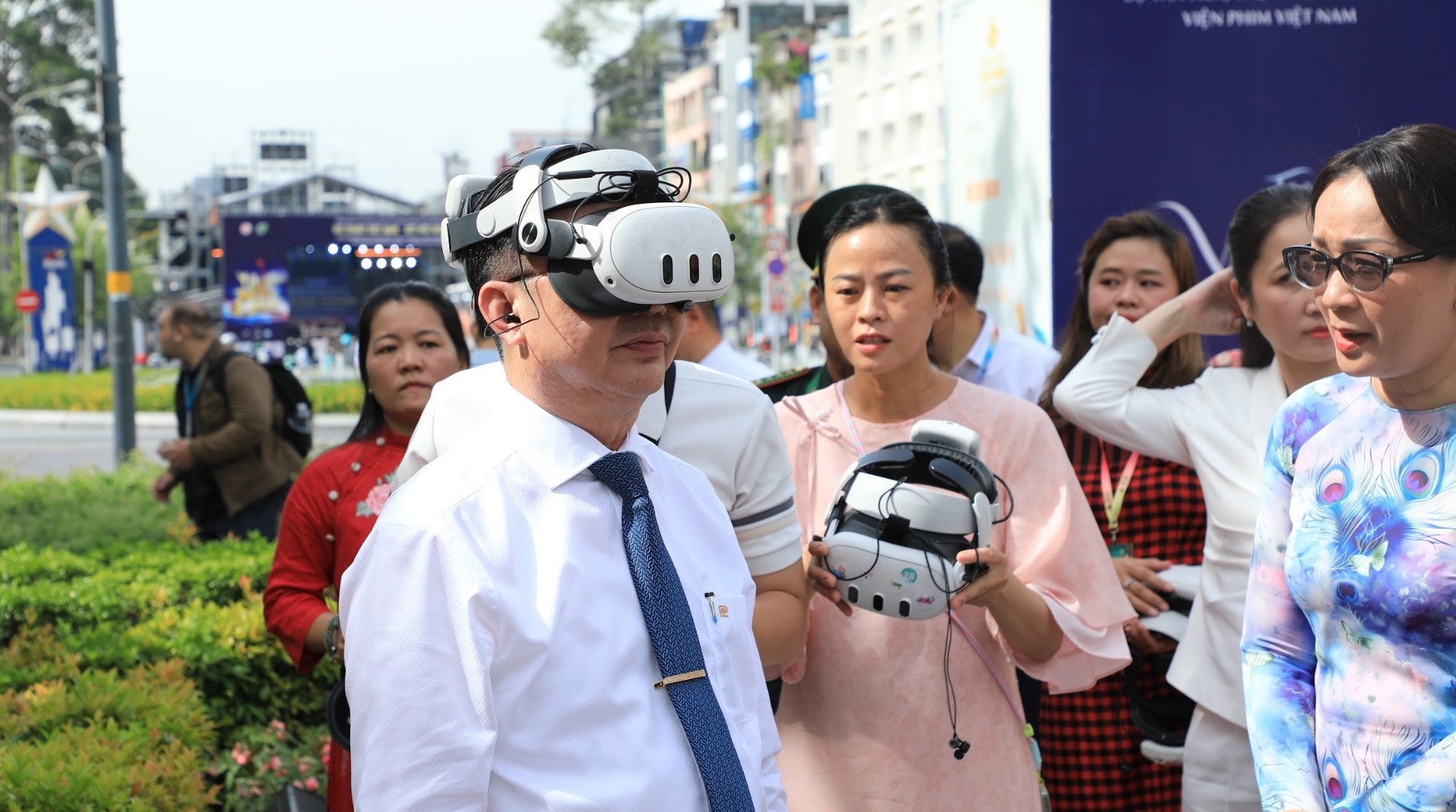 Ông Trần Thế Thuận - Giám đốc Sở VH&TT TP.HCM trải nghiệm công nghệ thực tế ảo tại triển lãm.