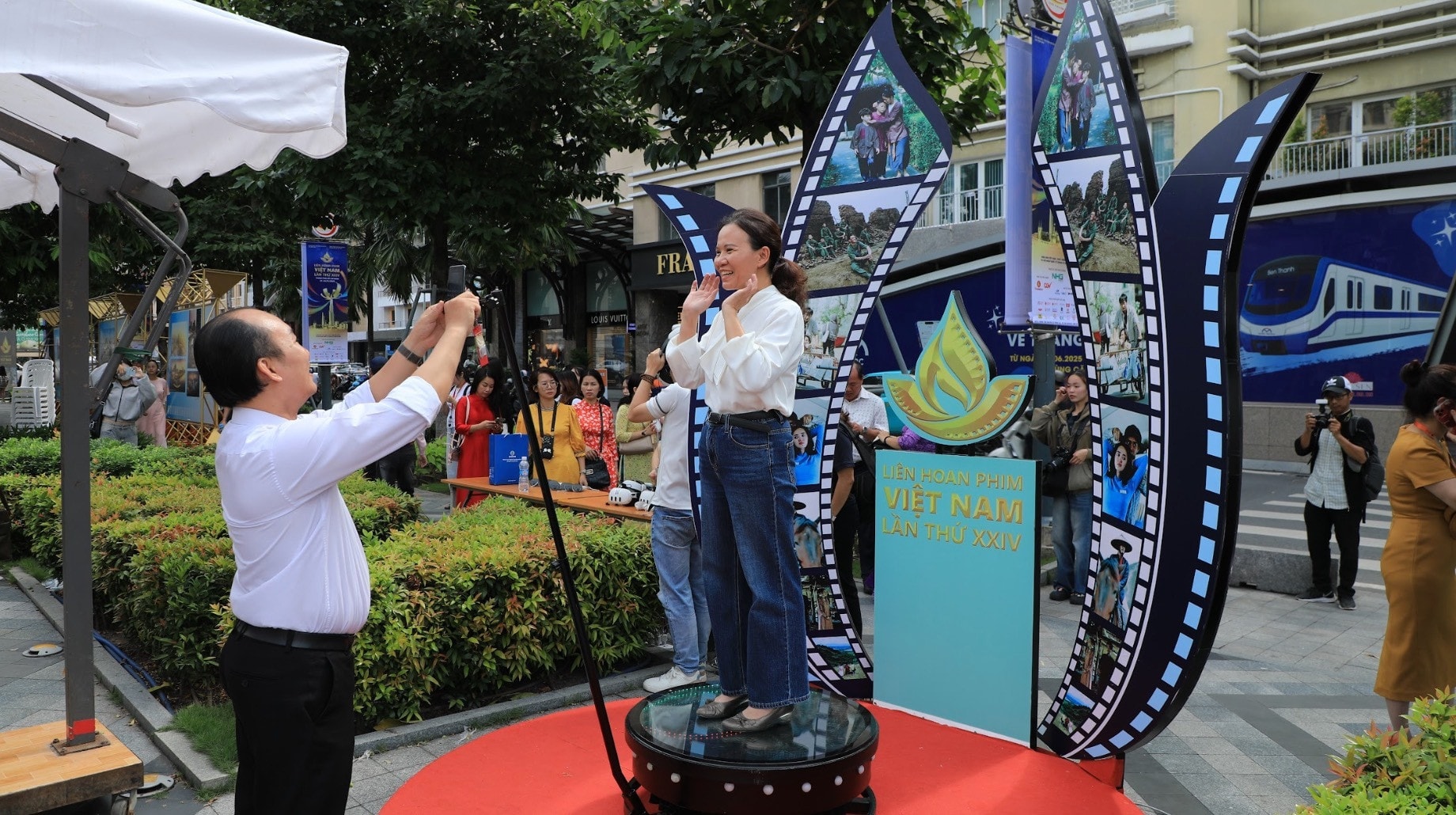 Triển lãm về TP.HCM qua góc nhìn điện ảnh bằng công nghệ thực tế ảo gây chú ý - 2