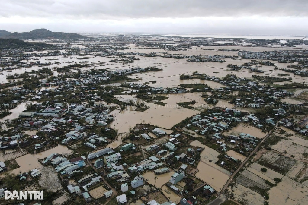 Miền Trung chìm trong đại hồng thủy, tiếng kêu cứu khắp nơi - 1