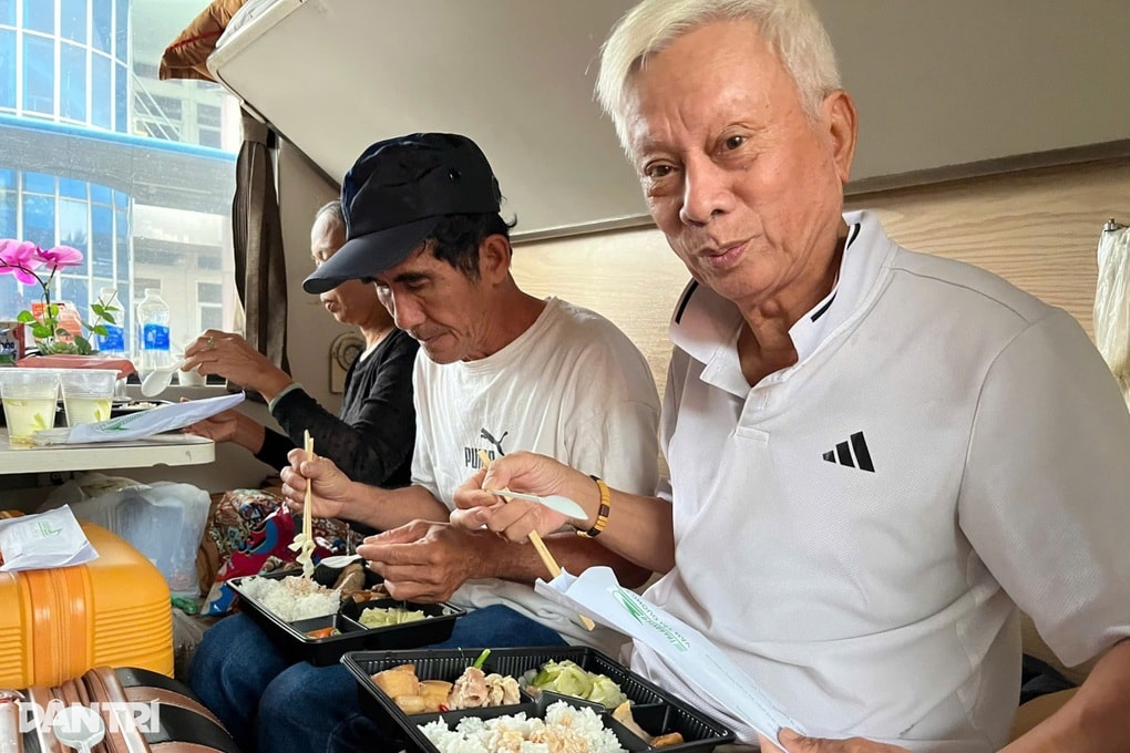 Cuộc sống ngày thứ 4 trên tàu Bắc - Nam của hành khách mắc kẹt do mưa lũ - 2 Cuộc sống ngày thứ 4 trên tàu Bắc - Nam của hành khách mắc kẹt do mưa lũ - 2