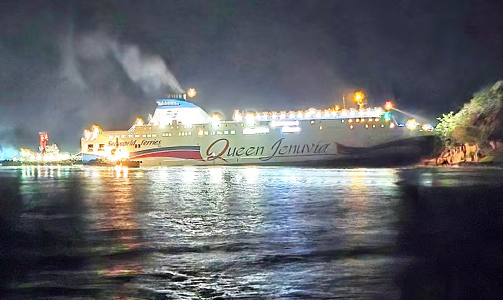 Người lái mải xem điện thoại, phà chở 246 hành khách bị mắc cạn ở đảo hoang - 1 Người lái mải xem điện thoại, phà chở 246 hành khách bị mắc cạn ở đảo hoang - 1