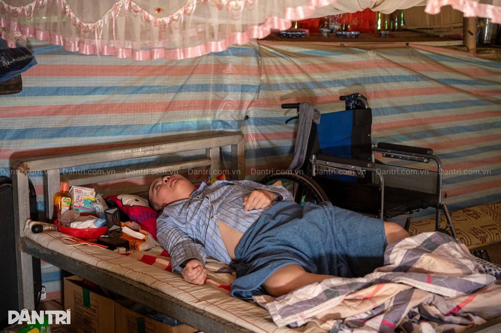 Người phụ nữ bất hạnh kiệt sức chăm mẹ tai biến và con trai liệt tứ chi - 2