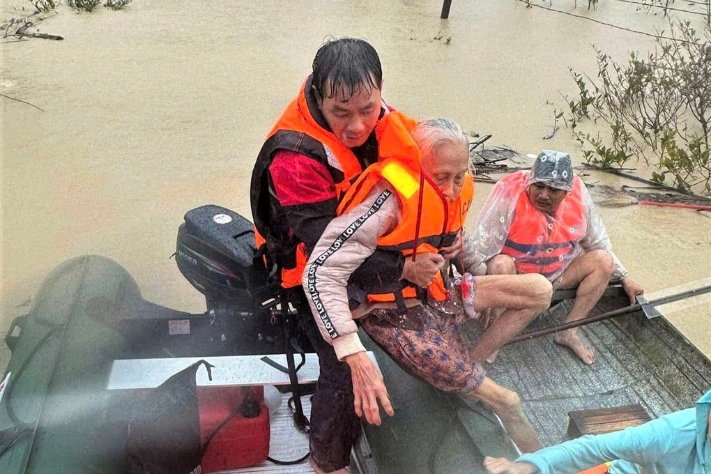 Miền Trung chìm trong đại hồng thủy, tiếng kêu cứu khắp nơi - 5