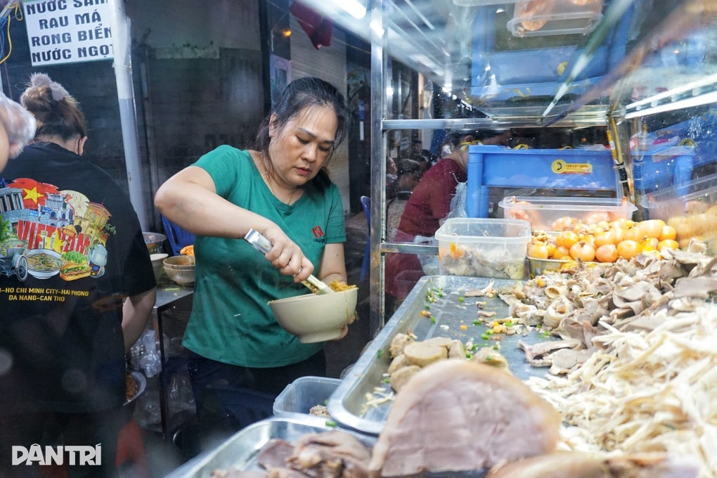 Quán hủ tiếu đợi chỉ dành cho... người kiên nhẫn, 2h sáng khách vẫn đông - 4 Quán hủ tiếu đợi chỉ dành cho... người kiên nhẫn, 2h sáng khách vẫn đông - 4