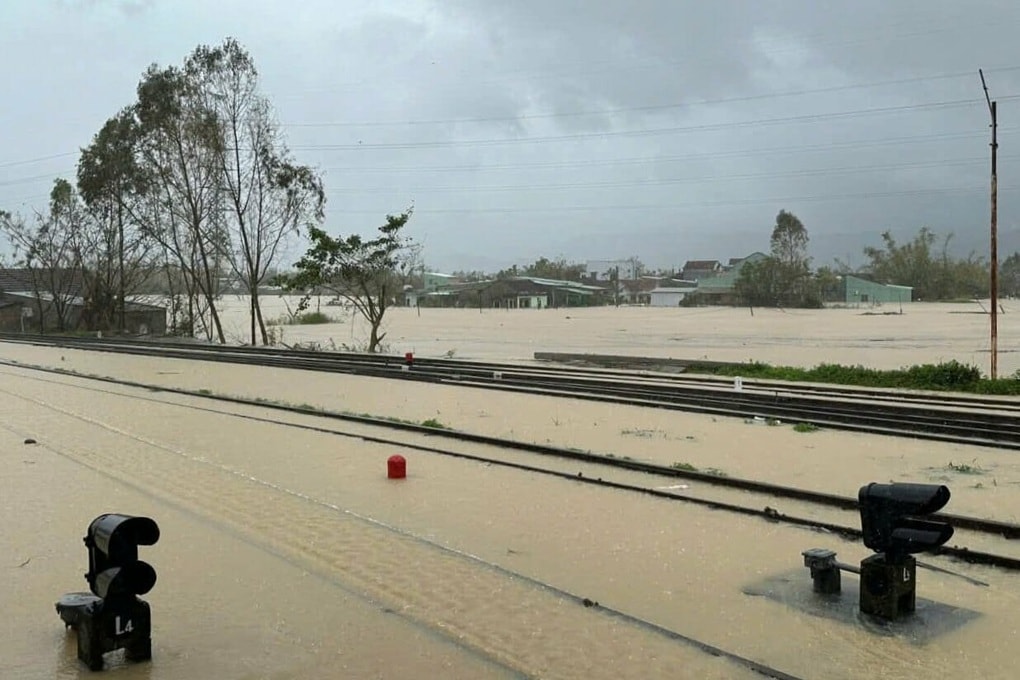 Cuộc sống ngày thứ 4 trên tàu Bắc - Nam của hành khách mắc kẹt do mưa lũ - 1 Cuộc sống ngày thứ 4 trên tàu Bắc - Nam của hành khách mắc kẹt do mưa lũ - 1