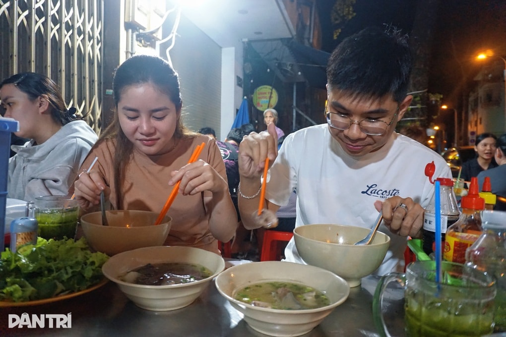 Quán hủ tiếu đợi chỉ dành cho... người kiên nhẫn, 2h sáng khách vẫn đông - 5 Quán hủ tiếu đợi chỉ dành cho... người kiên nhẫn, 2h sáng khách vẫn đông - 5