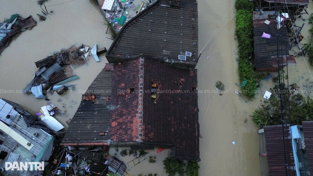 Miền Trung chìm trong đại hồng thủy, tiếng kêu cứu khắp nơi - 7
