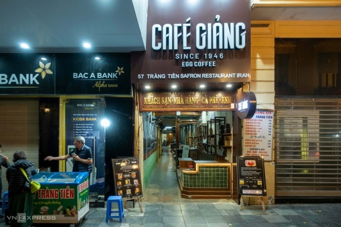 Không gian 57 Tràng Tiền hiện được một thương hiệu cà phê lớn thuê còn tiệm kem Bodega chỉ bán ở vỉa hè. Ảnh: Tú Nguyễn