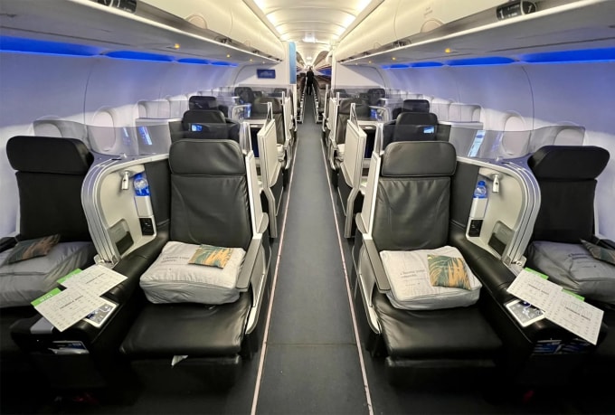 Ghế hạng cao hơn sẽ giúp hành khách có được chuyến bay thoải mái. Ảnh: Zach Griff