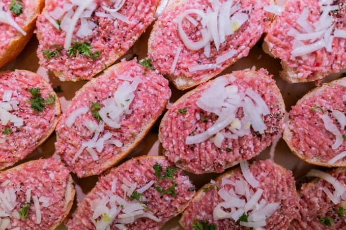 Những lát bánh mì phủ thịt sống làm món Mett. Ảnh: RP Online