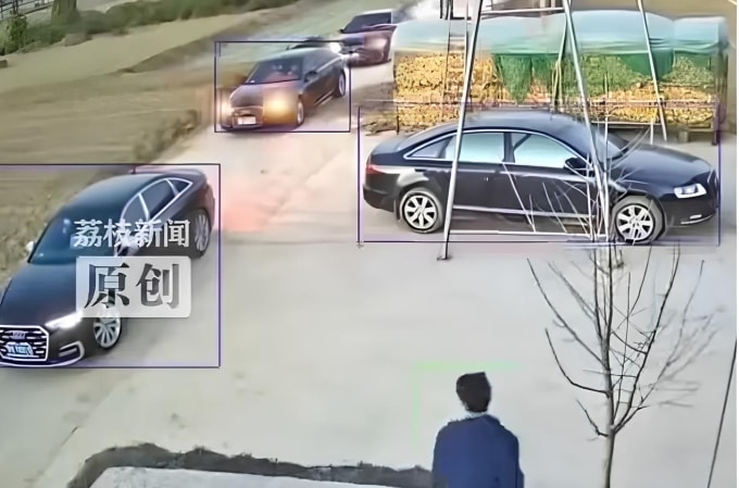 Đoàn xe cưới đi nhầm vào xưởng của ông Zhang. Ảnh cắt từ video