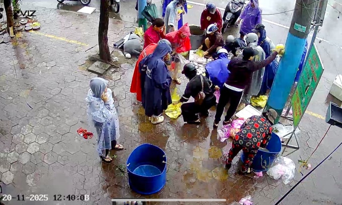 Chị Hạ bày bán cá trước cửa hàng ký gửi trên đường Lê Thanh Nghị, TP Quy Nhơn, hôm 20/11. Ảnh: Trúc Ly