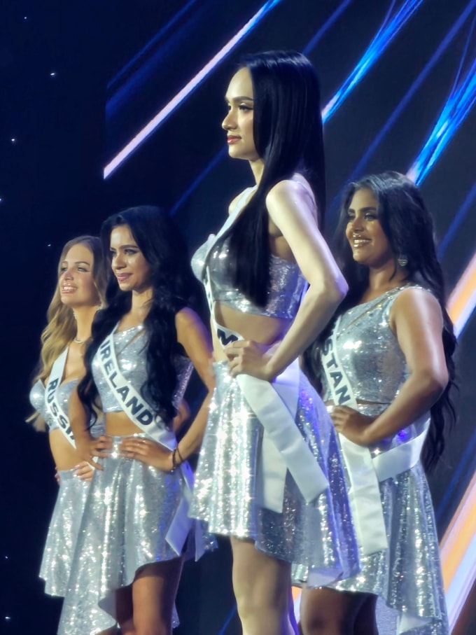 Hương Giang tạo dáng trên sân khấu lúc lắng nghe công bố top 30. Ảnh: Thầy Beo U40