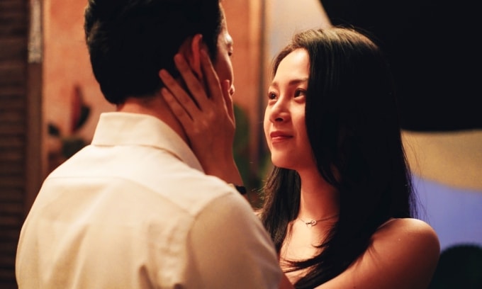 Tam Triều Dâng - đóng nữ chính - trong một phân cảnh cùng Liên Bỉnh Phát. Ảnh: Đoàn phim cung cấp