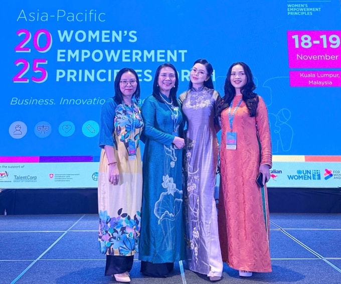 CEO Thủy Tiên (thứ hai từ phải sang) chụp lưu niệm cùng các lãnh đạo các doanh nghiệp đang hợp tác với IPPG. Ảnh: NVCC