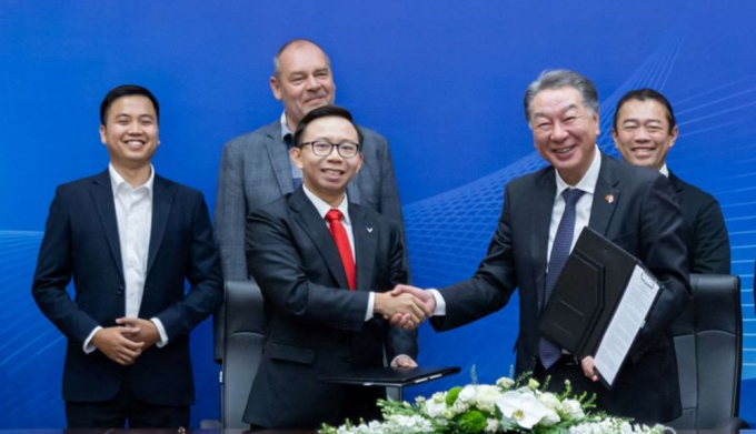 Ông Phạm Nhật Quân Anh, đứng hàng đầu bên trái. Ảnh: VIC