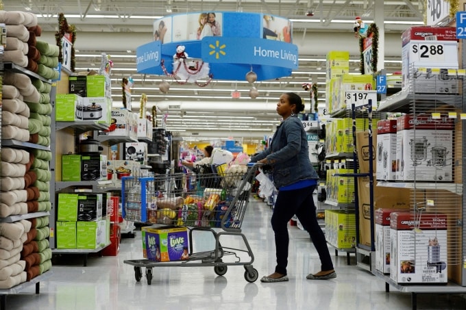 Khách mua sắm tại siêu thị Walmart ở Porter Ranch, Los Angeles, Mỹ. Ảnh: Reuters