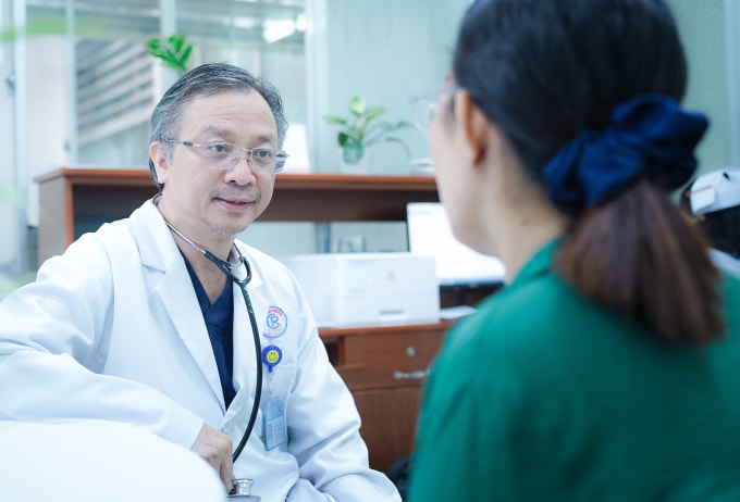 Bác sĩ Thái An tư vấn cho người mẹ sau khi điều trị hồi phục. Ảnh: Bệnh viện cung cấp