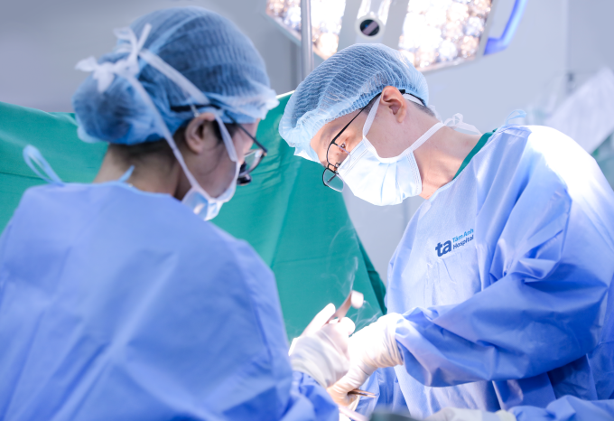 Bác sĩ Tấn phẫu thuật cho người bệnh. Ảnh: Bệnh viện Đa khoa Tâm Anh