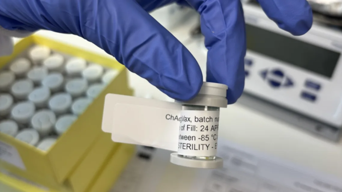 Một lọ LungVax trên tay nghiên cứu viên. Ảnh: Sarah Blagden/Đại học Oxford