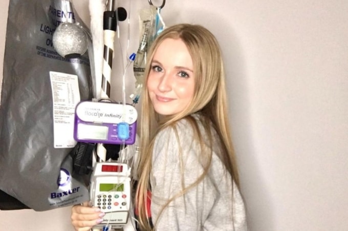 Annaliese sống sót qua 25 lần nhiễm trùng huyết từ căn bệnh hiếm gặp. Ảnh: Annaliese Holland