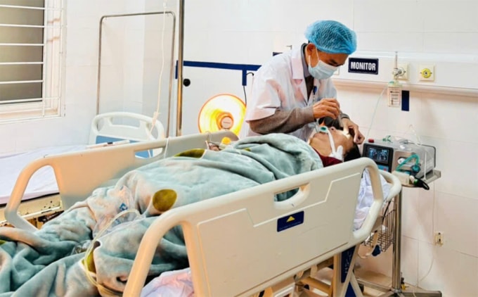 Bác sĩ cấp cứu cho bệnh nhân bị ngộ độc khí. Ảnh: Bệnh viện cung cấp