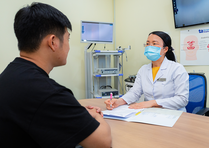 Bác sĩ Hằng đang tư vấn cho một người bệnh. Ảnh minh họa: Bệnh viện Đa khoa Tâm Anh