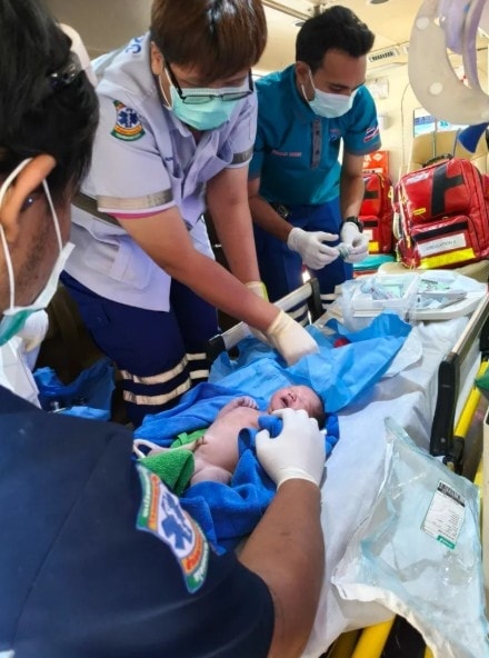 Nhân viên y tế vệ sinh và sơ cứu cho bé gái sau khi được tìm thấy. Ảnh: Viral Press