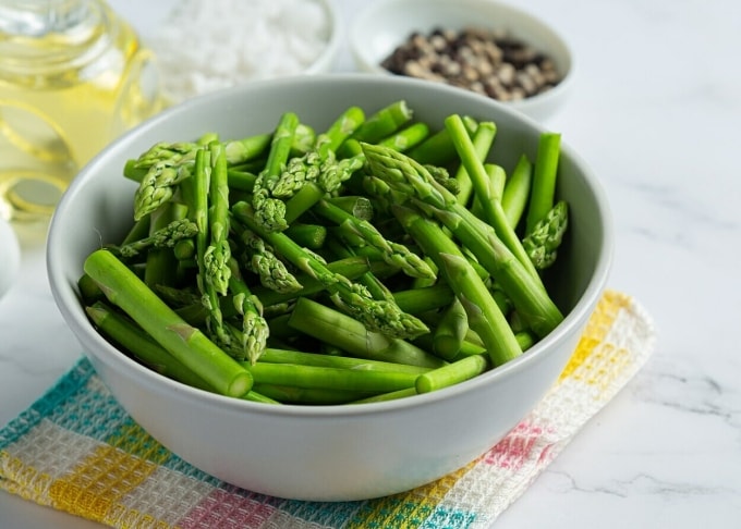 Rau xanh giúp tăng cảm giác no, ít ảnh hưởng đường huyết. Ảnh: AI