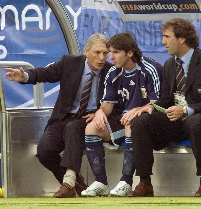 HLV Jose Pekerman (trái) chỉ đạo Lionel Messi khi còn dẫn dắt tuyển Argentina dự World Cup 2006. Ảnh: Marca
