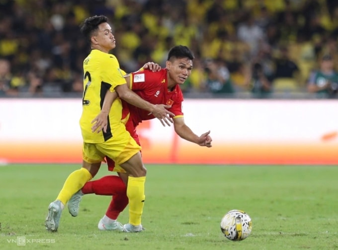 Đội tuyển Việt Nam (áo đỏ) thua Malaysia 0-4 ở lượt hai bảng F vòng loại cuối Asian Cup 2027, trên sân Bukit Jalil, Malaysia ngày 10/6/2025. Ảnh: Hai Tư.